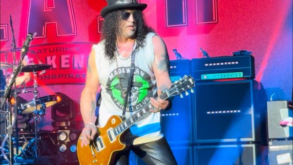 Slash на концерте исполнил "BAD APPLES"
